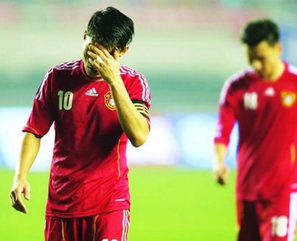 足球赛场上队员的跑位拉扯重要性,足球整体进攻快速反击战术