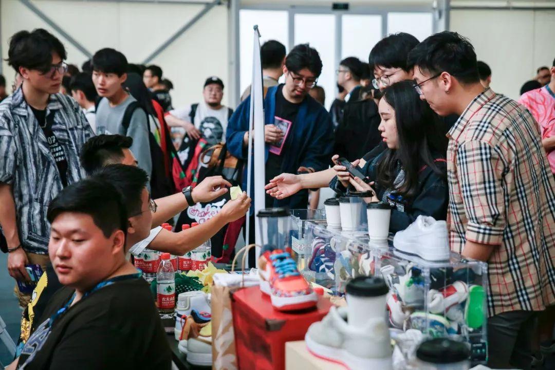 大学生一个月生活费给男朋友买鞋,大学生一个月生活费800可以吗