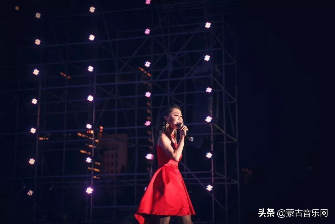 新歌推荐|乌兰娜《童年的油菜花》油菜花开正当时不负*光春**不负己