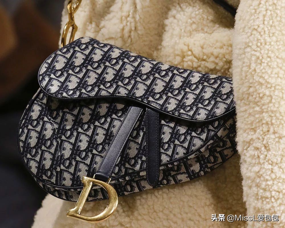 天热了来买新衣裳,天热又该买衣服了的句子