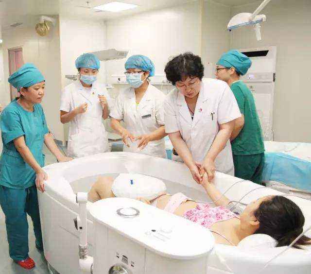 一边游泳一边生孩子，外国人真强大，“水中分娩”你了解吗？