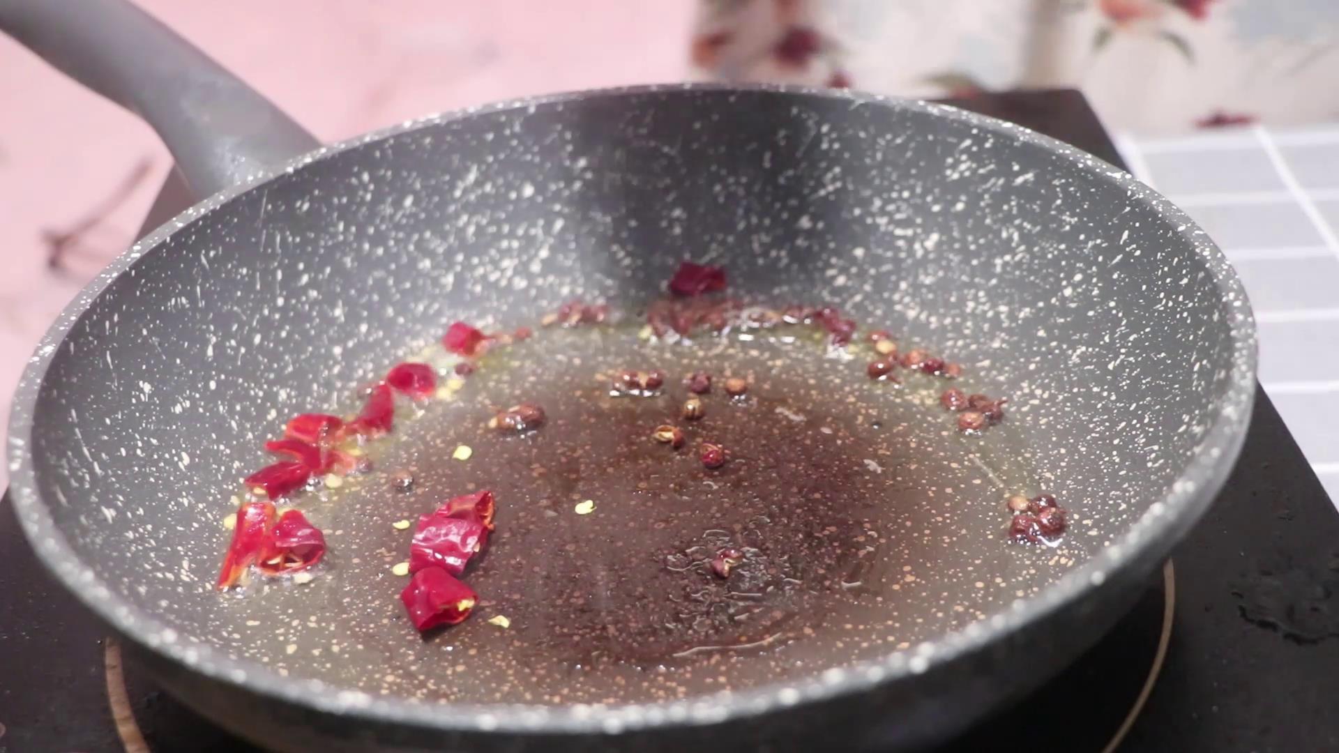 苦瓜如何做才不苦,苦瓜豆腐干炒鸡蛋怎么做苦瓜不苦