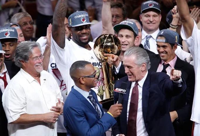 老詹要换队吗,老詹庆祝动作致敬科比