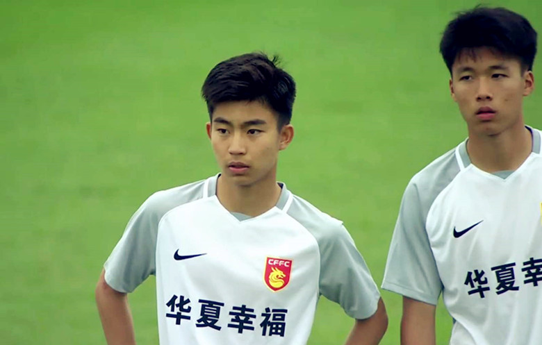 记住6号阮德英,这小子在绿茵场上公然施暴,拳打中国球员