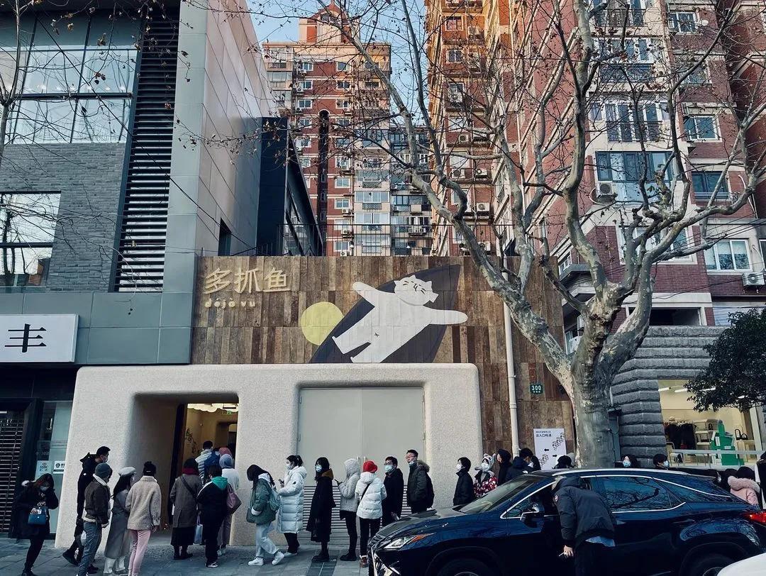 现象级排队潮的背后：新一代消费者愿意为什么买单？