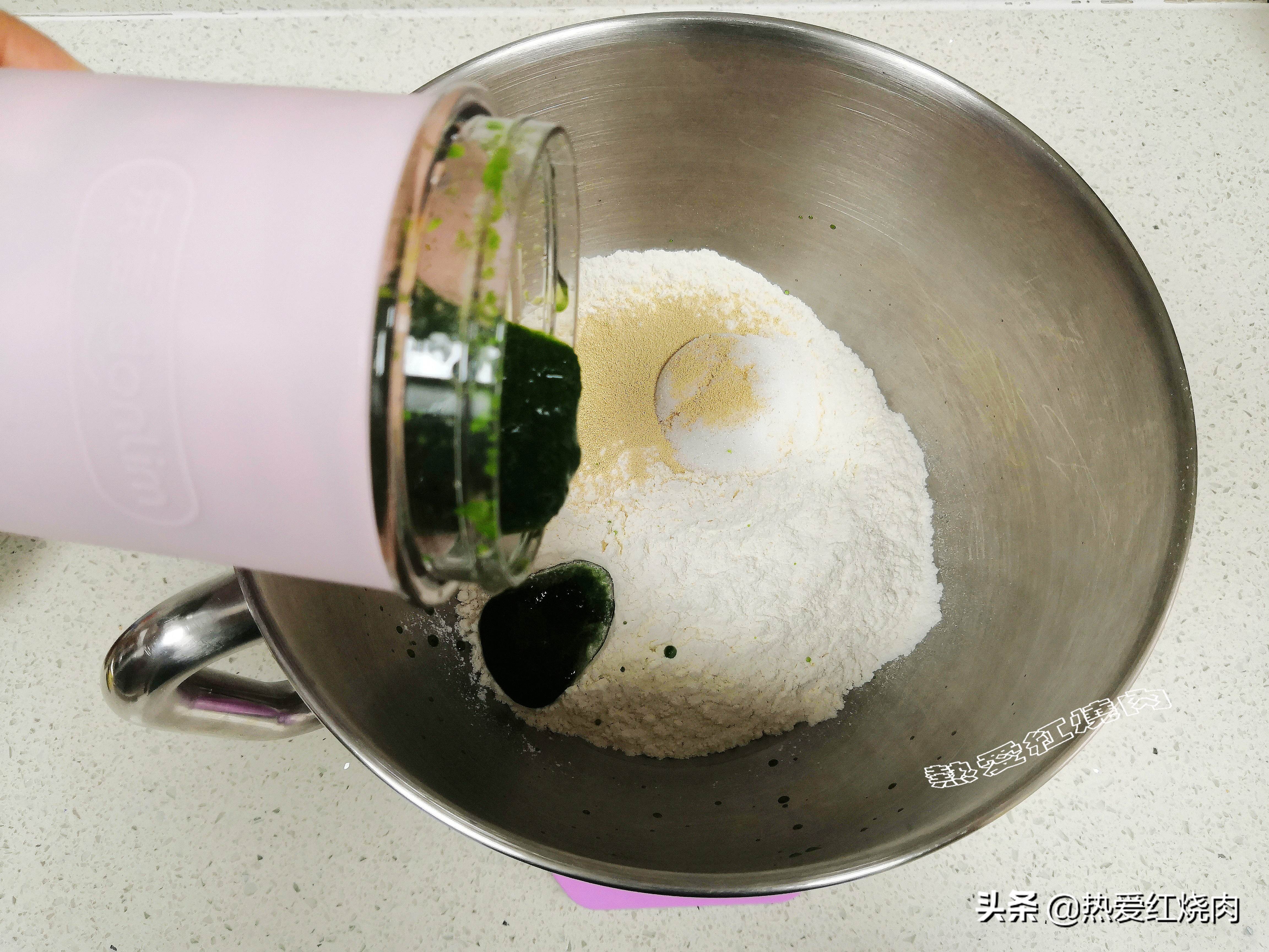 这款面包样式很独特十分松软美味,变色龙夹心面包