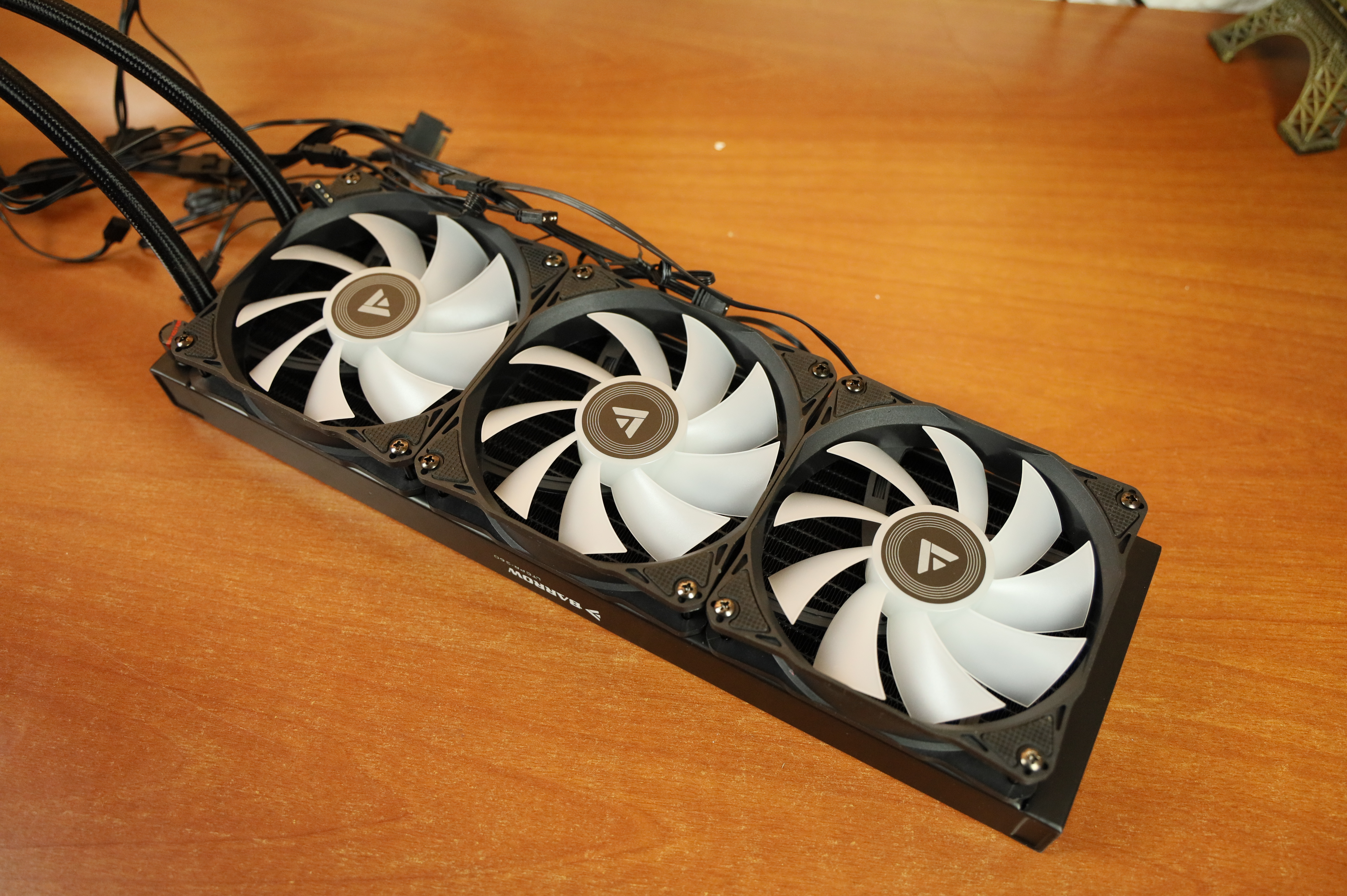 机箱加装风扇后开机f1,360水冷机箱炫酷