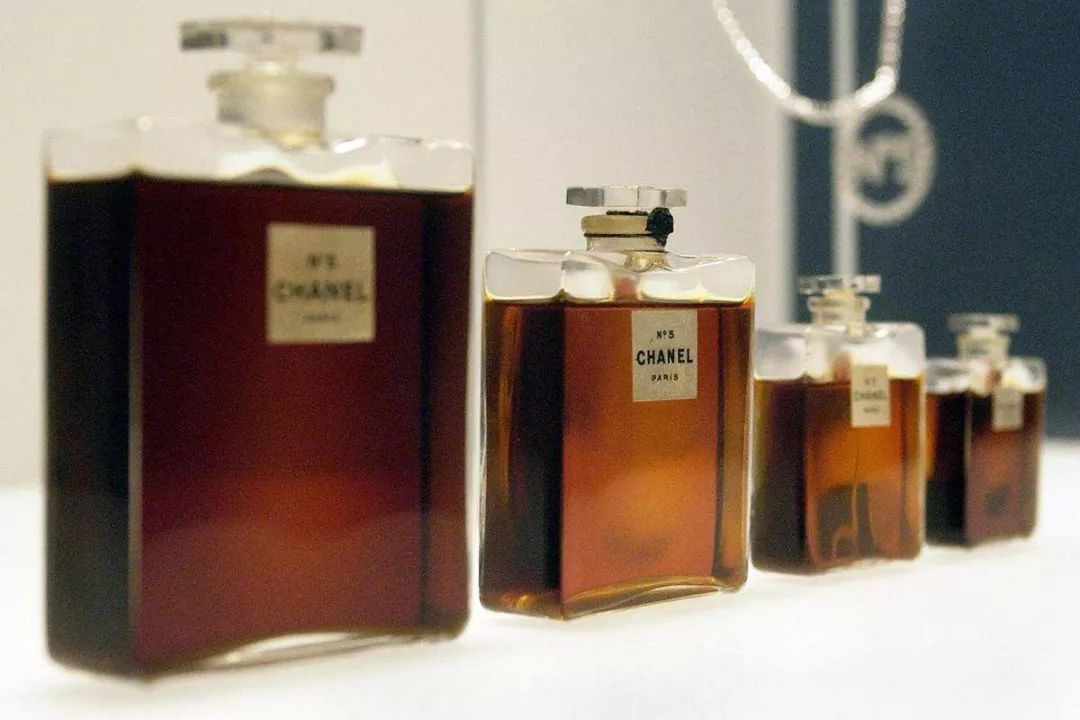 历史上的今天——1921年5月25日，香奈儿5号公开发表