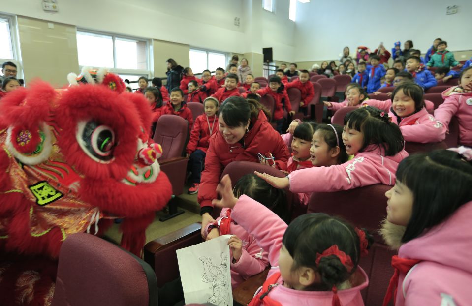 今天，华林小学的孩子们比看到雪还兴奋，原因是？