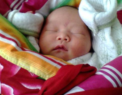 家长给孩子换纸尿裤发现异样,4岁孩子夜里穿纸尿裤