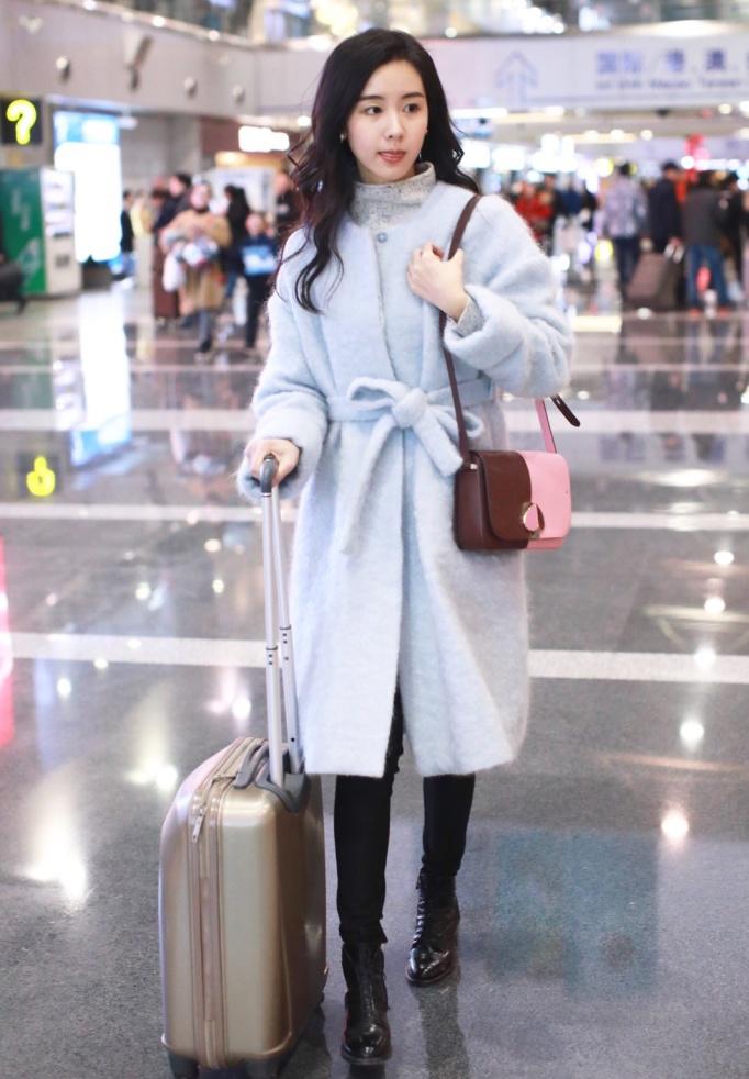 陈都灵最新礼服,陈都灵最新身着深蓝色礼服