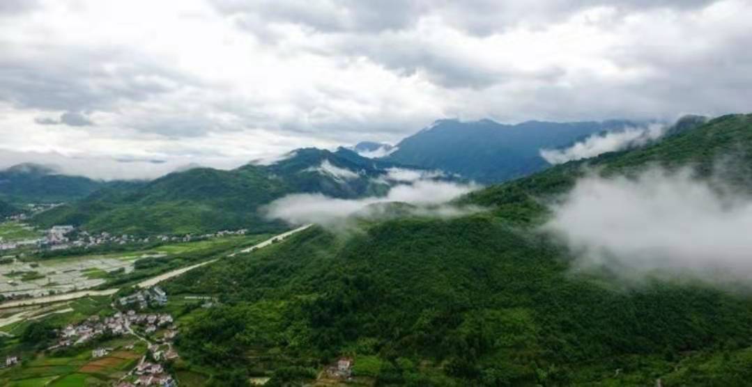 被大山围住的县城,被大山包围了