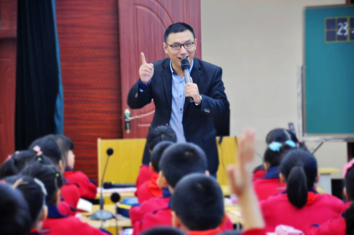 这位老师抢了课外补习班生意，却被400万家长点赞“干得好！”