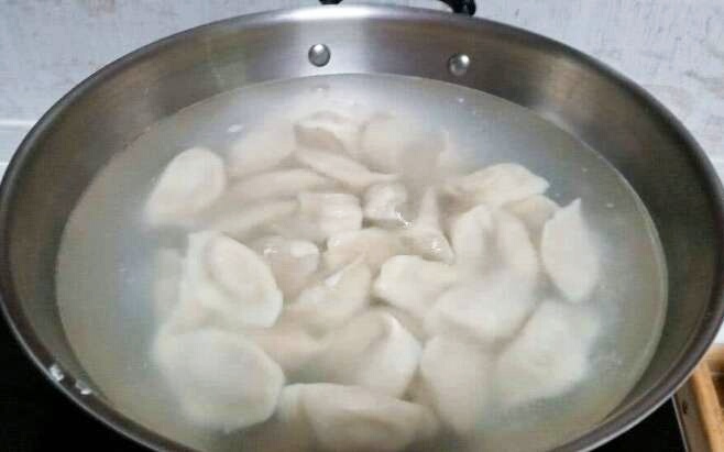速冻饺子煮不熟发白,速冻饺子皮发白煮不熟