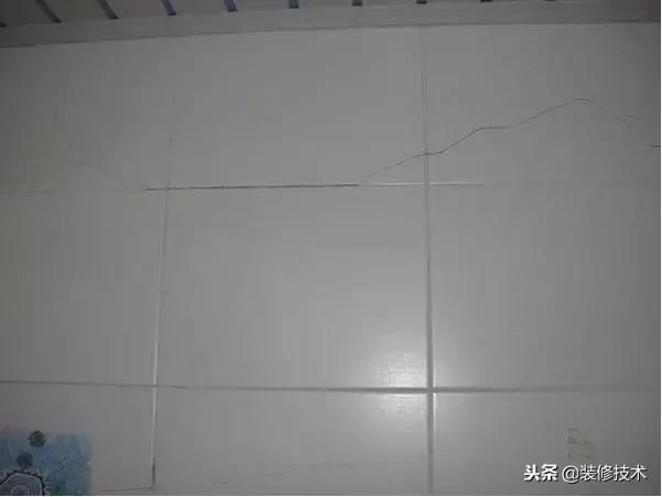 瓷砖开裂小细纹什么原因,房子墙面瓷砖开裂怎么办