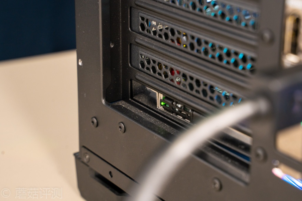 方便插拔，探索更多使用可能、ICYDock硬盘抽取盒PCI转M2评测