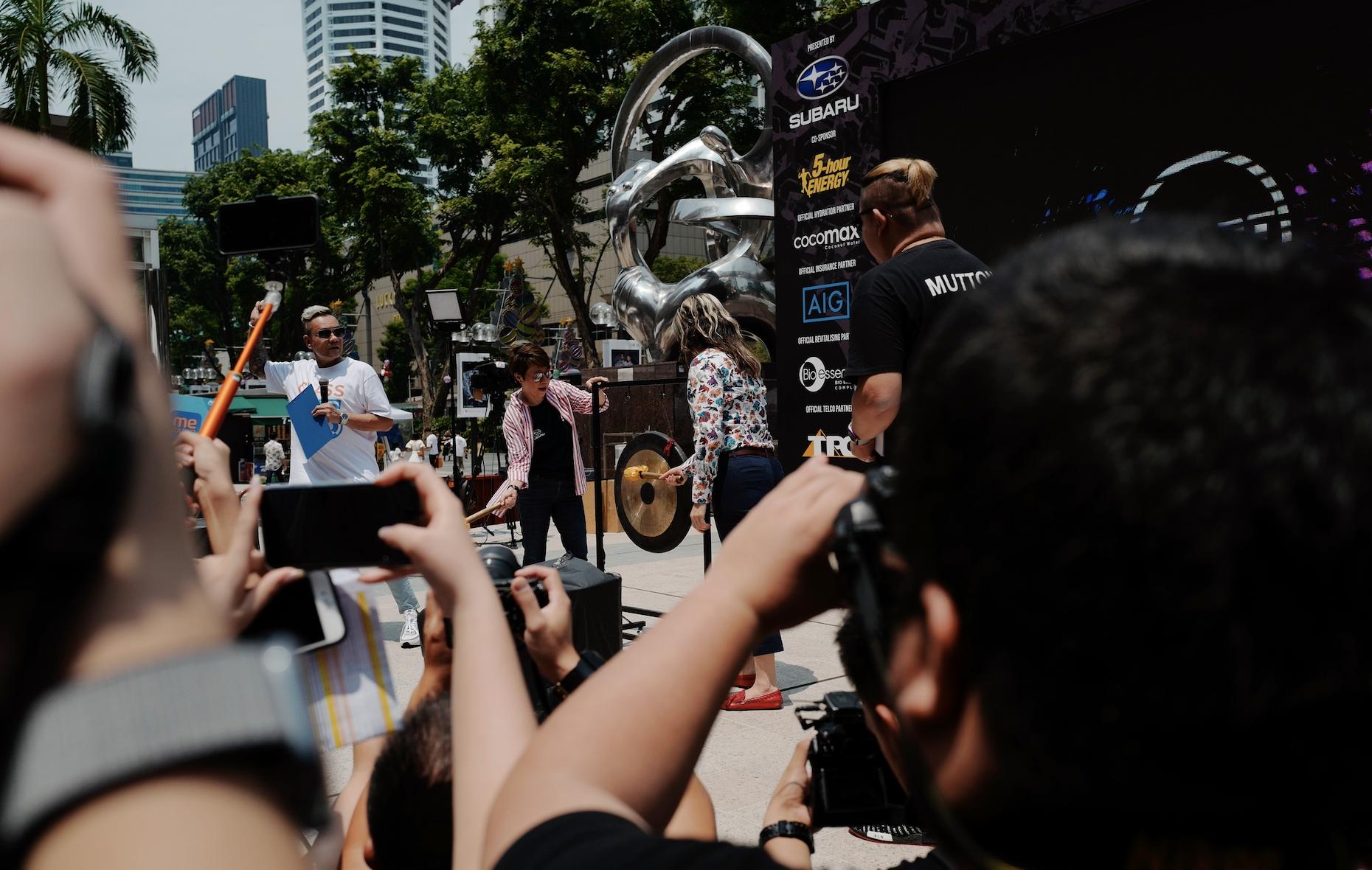 这个人把手摸在车上超过3天3夜赢了一辆车你觉得你行不？