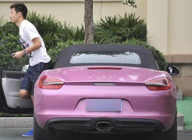 这位国脚拿上亿年薪，座驾却不到10万