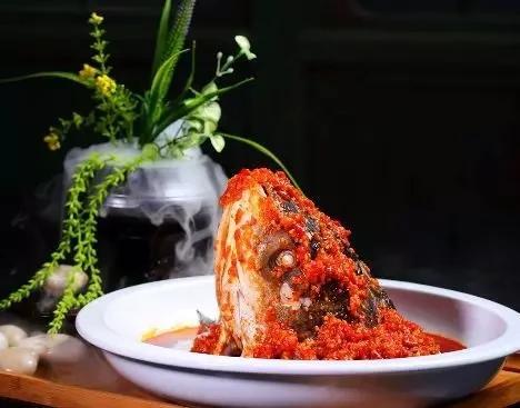 魔都居然也有凤凰古镇了？不用去湖南也能吃到正宗鱼头王！