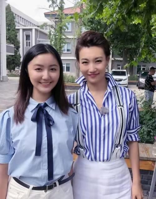 李梓萌央视脸,李梓萌新闻联播造型