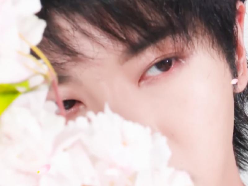 有种“整容”叫华晨宇拿花，本以为会影响颜值，却帅出新高度！