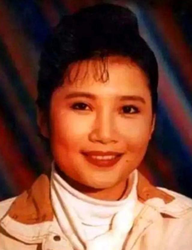 歌手李娜57岁了,出家前1月还在推广民族音乐,曾有两段悲伤恋情