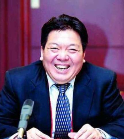 曾身价百亿高调迎娶女星，离婚甩手三亿给前妻，现负债累累成老赖