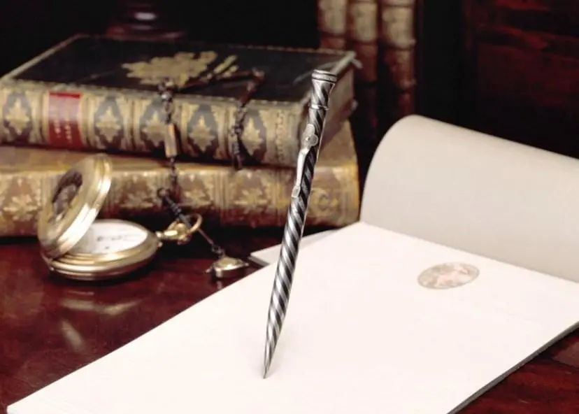 现在，全靠霓虹文具给我带来工作归属感