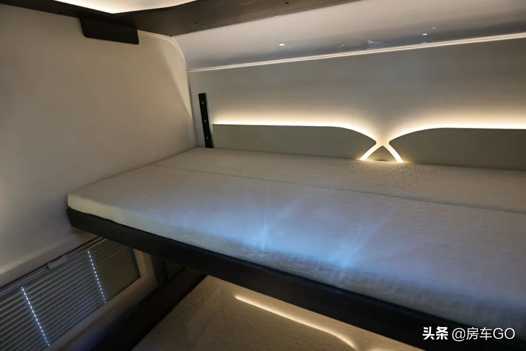 这台房车有5种充电方式，车内电器语音控制，卫生间也是干湿分离