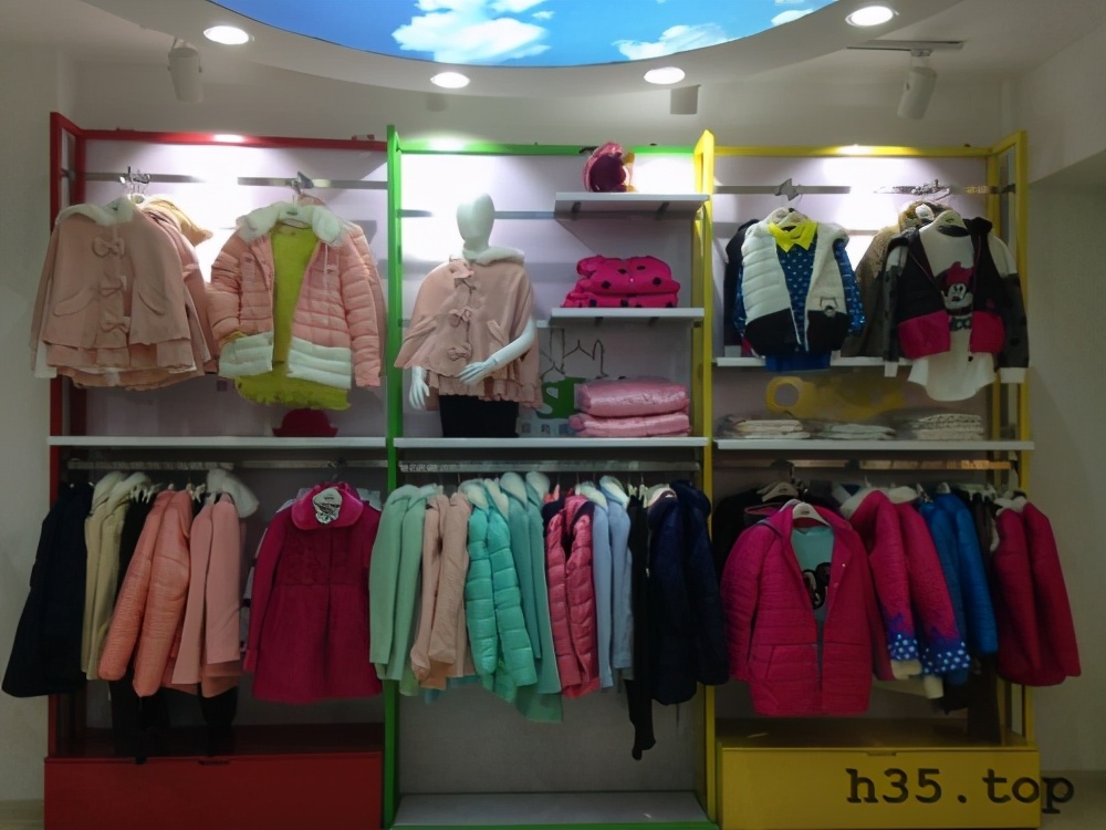 最新童装店双门头装修效果图,童装店怎么装修才有顾客