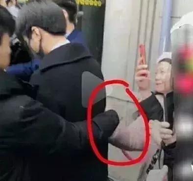 王俊凯摸易烊千玺的手的视频,王俊凯摸易烊千玺的手