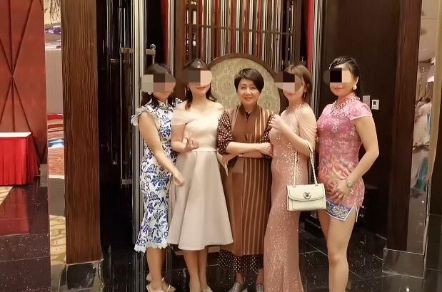 赌王四太跟孩子采访,澳门赌王四姨太梁安琪丝巾