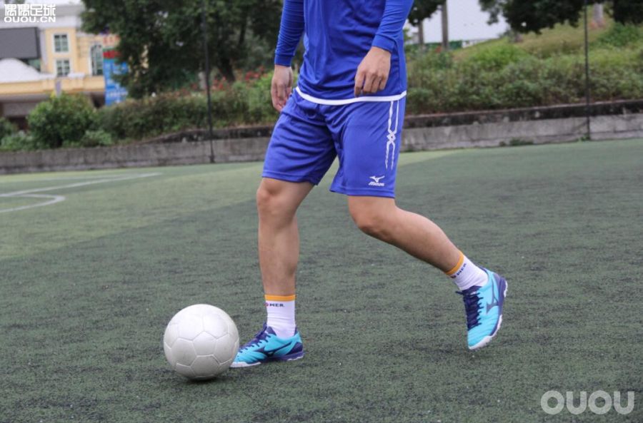 AGorTF你选谁？美津浓MoreliaNeoII两款足球鞋大横评