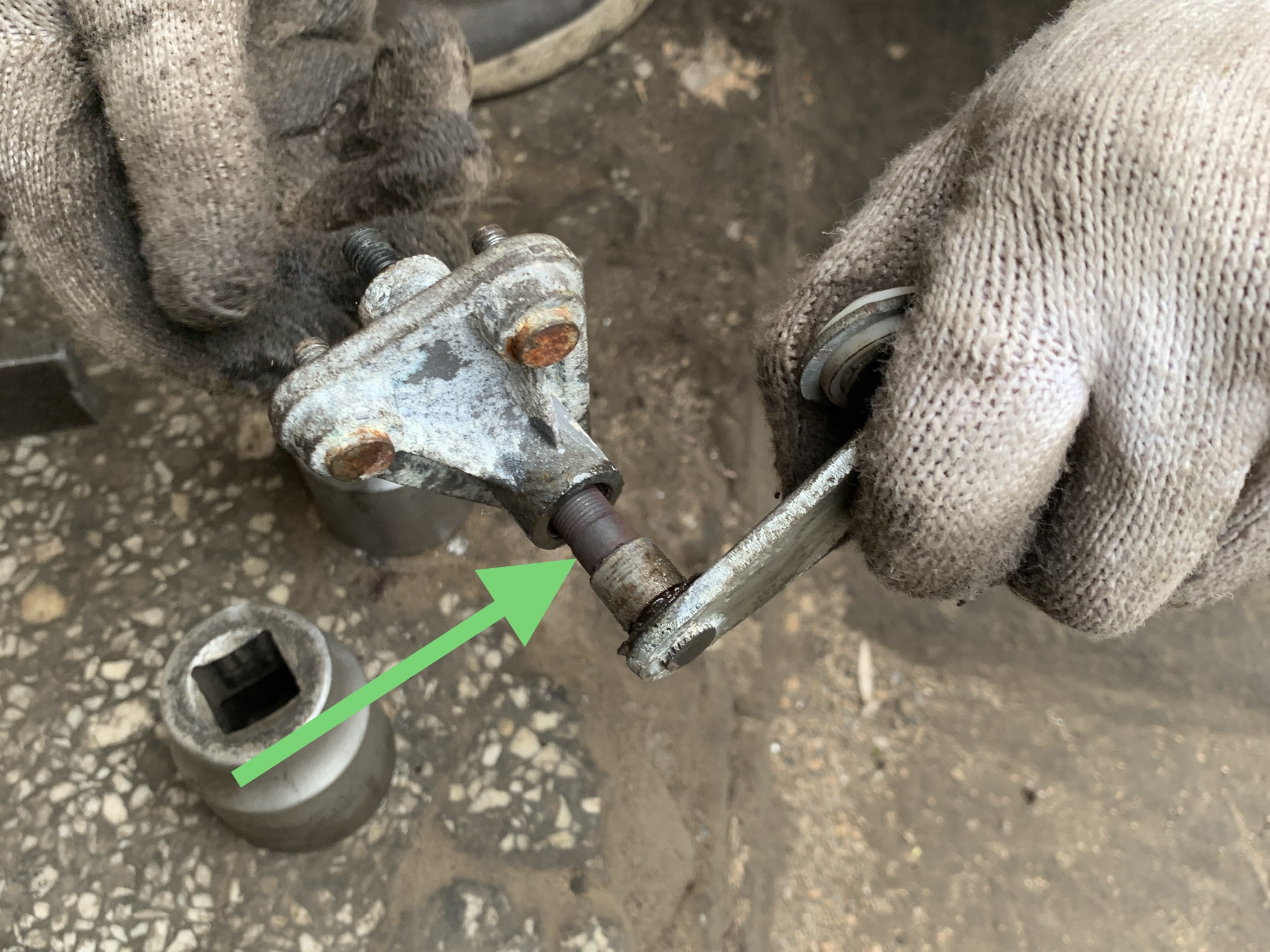 汽车雨刷器卡住了,雨刷臂压不住玻璃