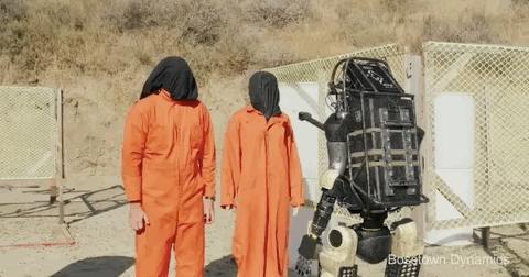 机器人可以打仗吗,机器人拿起枪视频