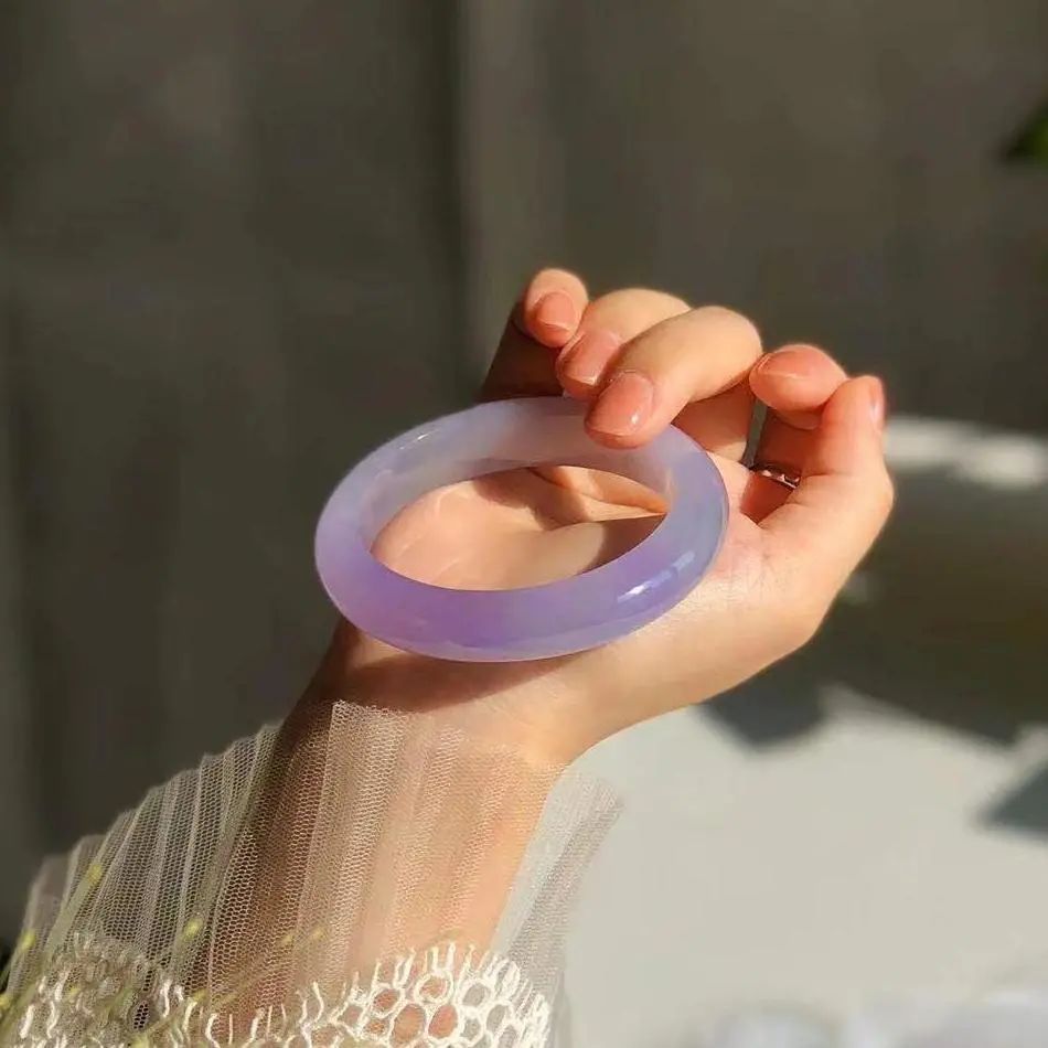 紫罗兰翡翠见光图片,紫色的翡翠都会见光失色吗