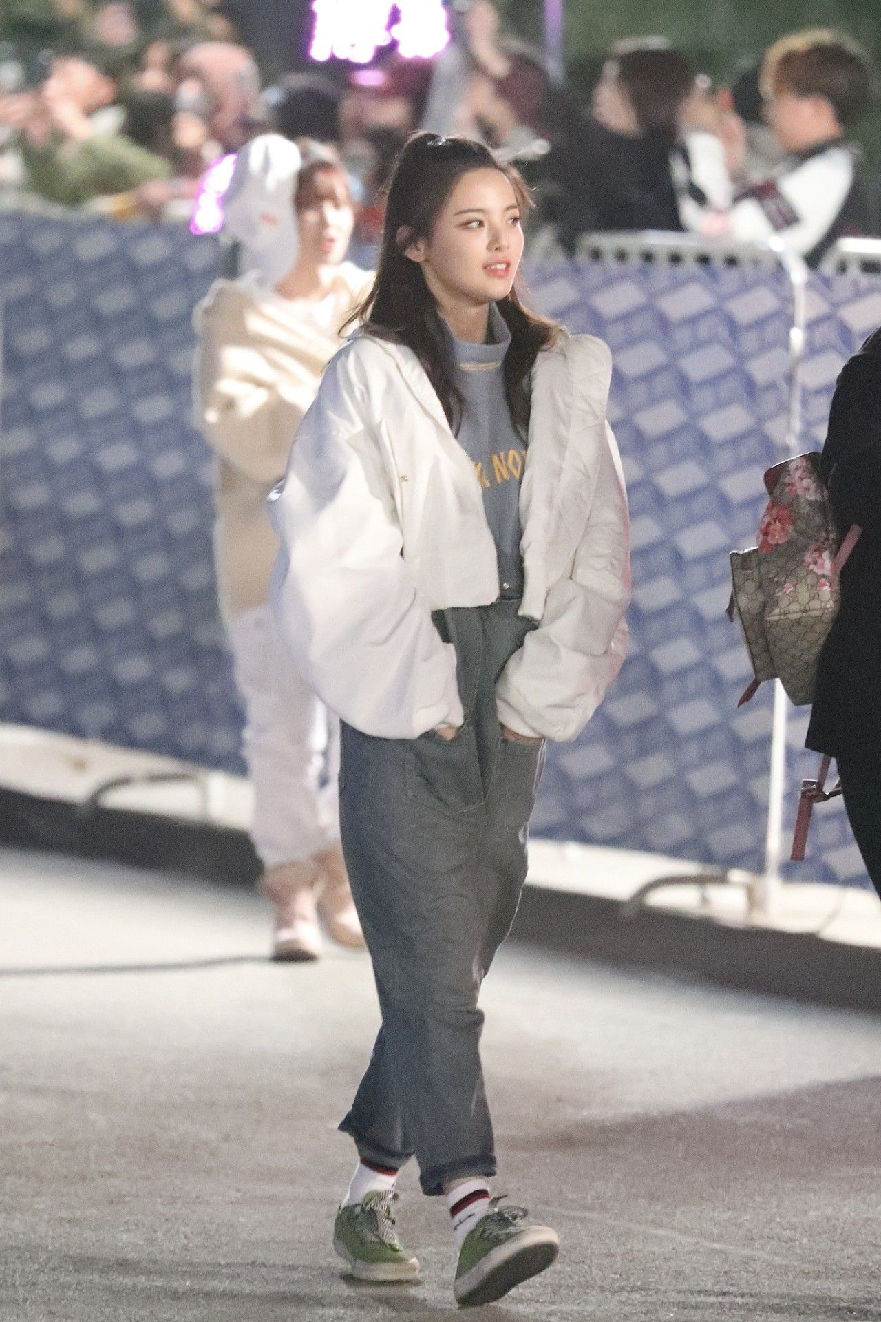 150斤面包服显瘦,面包服加直筒裤