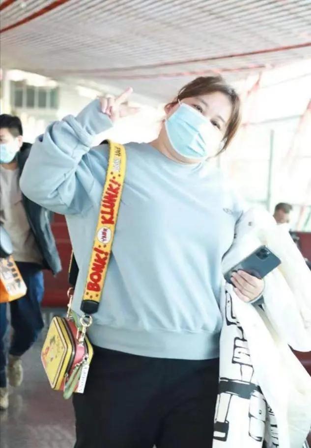 贾玲不仅有才更会穿，体重200斤仍穿出时尚感，自信大方又减龄