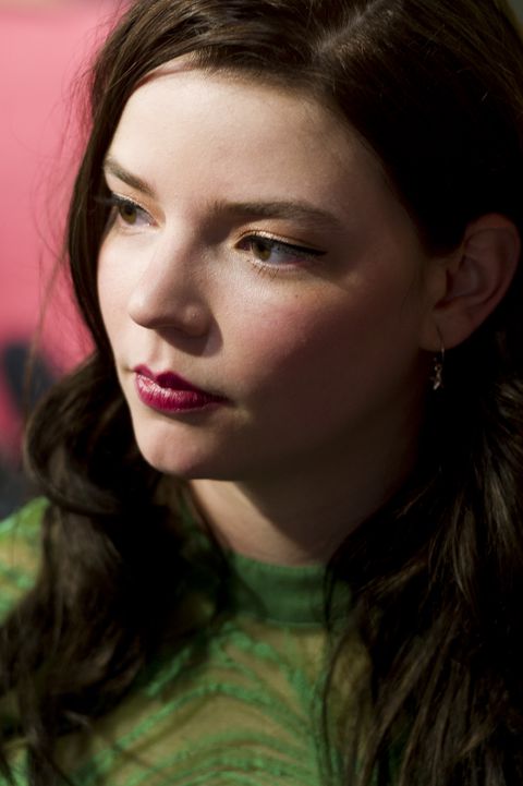 安雅泰勒乔伊女巫女主,安雅泰勒乔伊怪奇物语演谁