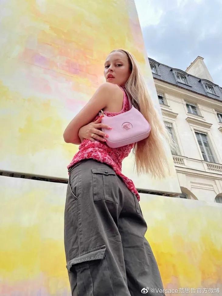 三里屯偶遇大幂幂,杨幂和闺蜜在三里屯逛街遭搭讪