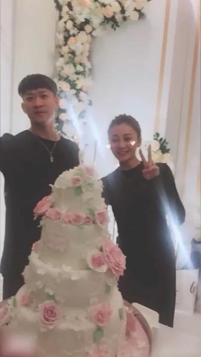 曹云金与富婆女友疑分手?前妻孕期出轨,相声馆倒闭事业爱情全完?