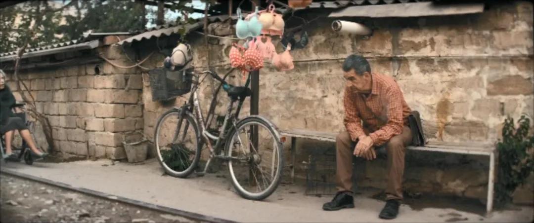 《文胸奇缘》：火车司机拿着文胸到处寻找失主，这影片太不正经了