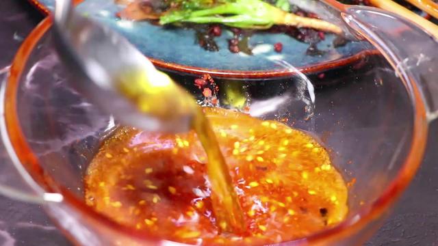 炸辣椒油时油里葱姜蒜炸糊了,刚炸辣椒油有点苦是怎么回事