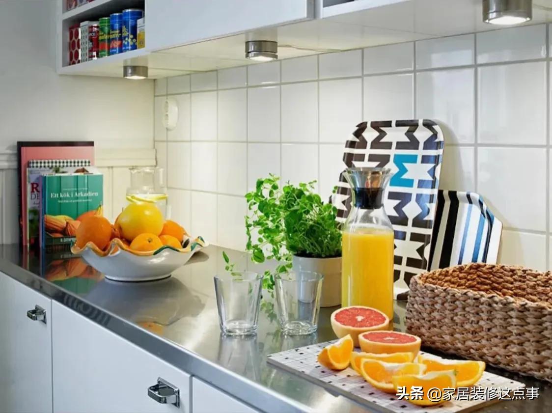 如果不差钱，餐厅尽量装个餐边柜，别让餐桌变成“杂物集中营”