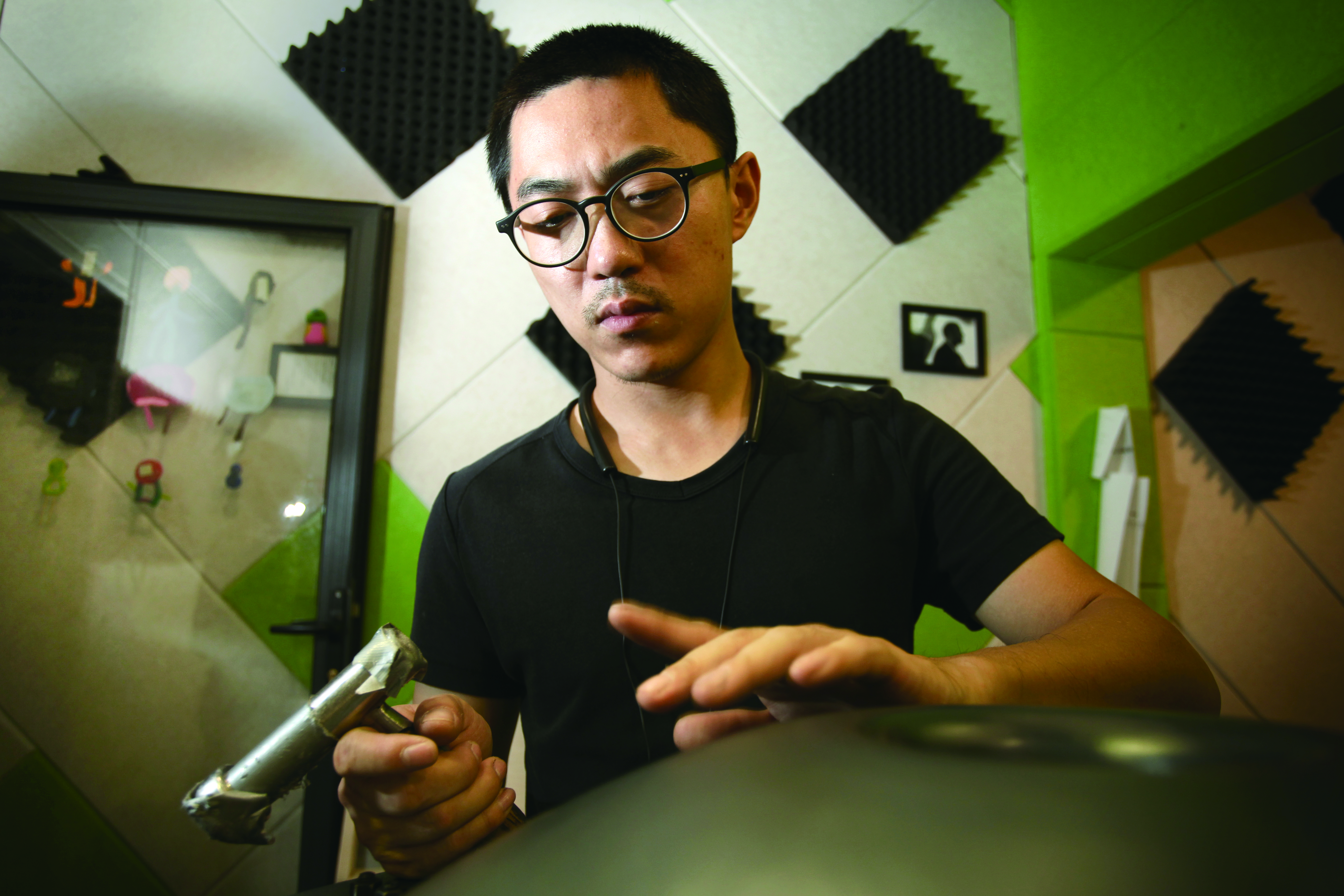 敲出空灵的乐器,像飞碟一样的敲打乐器