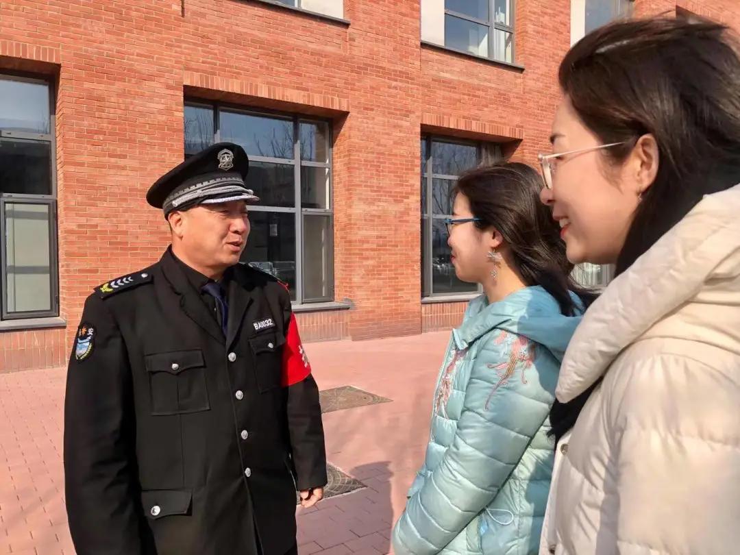 东北大学“保安诗人”火了，30年创作2000首诗！