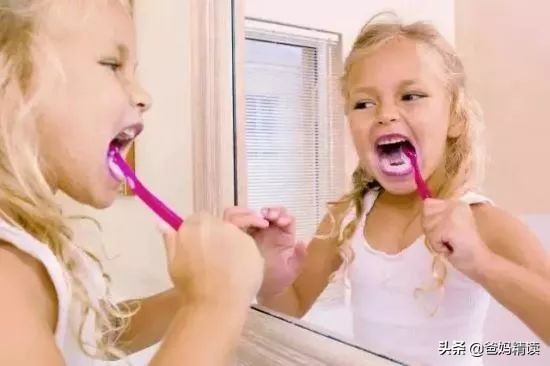 宝宝第一次刷牙用什么牙刷和牙膏,宝宝刷牙时选对牙刷和牙膏很重要