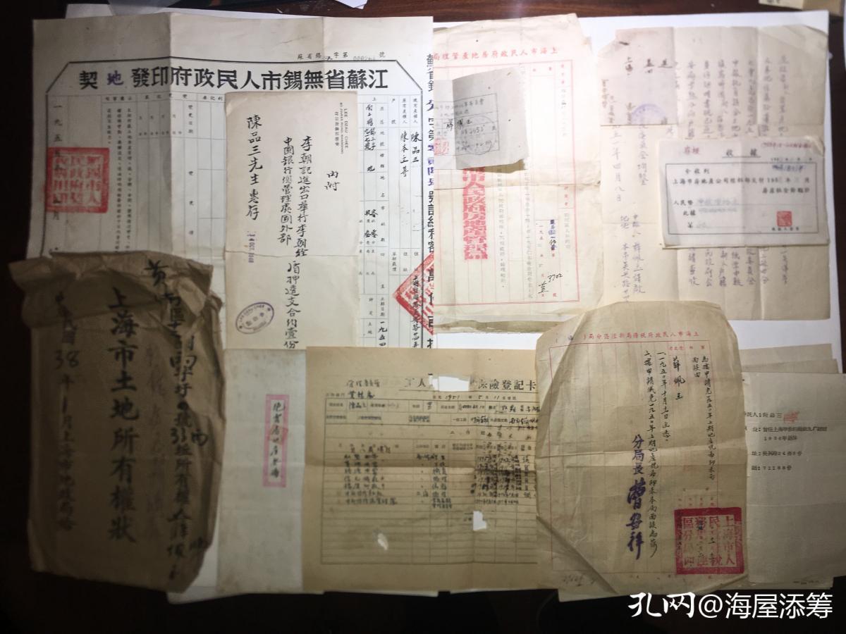 周末书市闲逛，大多数是普通书籍，稍有些价值的旧物件便要价不菲