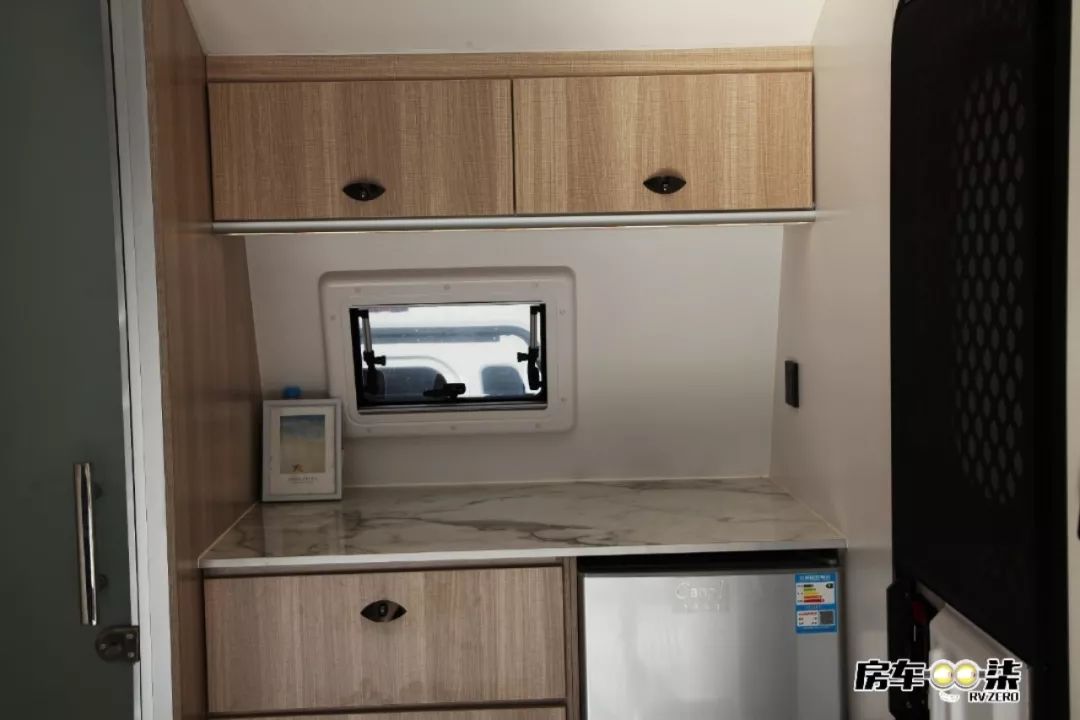 科斯升顶越野拖挂房车,平头轻卡双拓展自行式c型房车