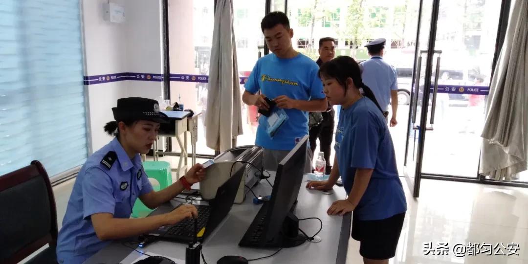 高考护考,高考第二天警察守护